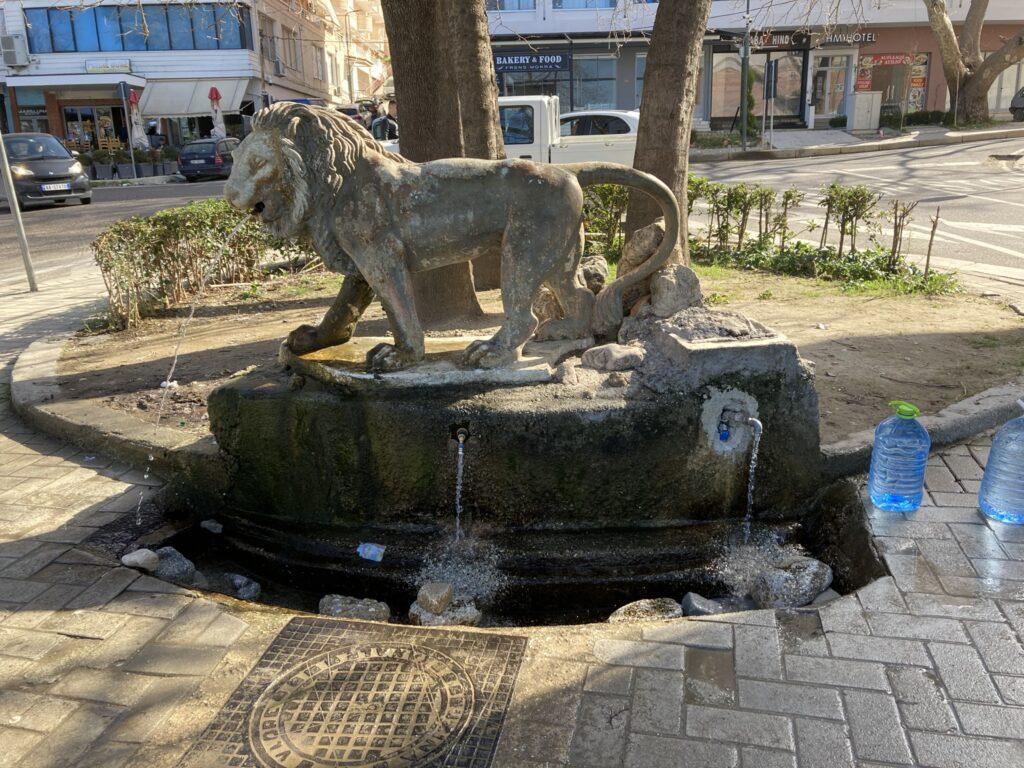 Uji Ftohte Lion Fountain-Beautiful Vlora